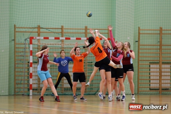 Zdjęcie w galerii na portalu naszraciborz.pl: Rozgrywki piłki ręcznej szkół ponadgimnazjalnych na Arenie Rafako wiadomości z regionu