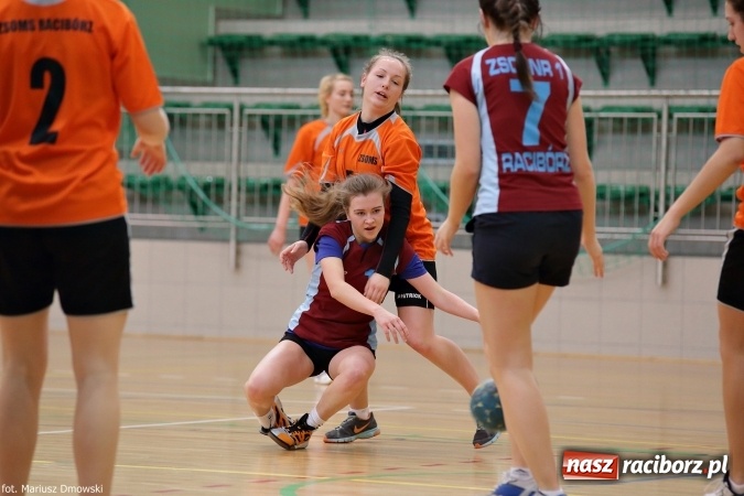 Zdjęcie w galerii na portalu naszraciborz.pl: Rozgrywki piłki ręcznej szkół ponadgimnazjalnych na Arenie Rafako wiadomości z regionu