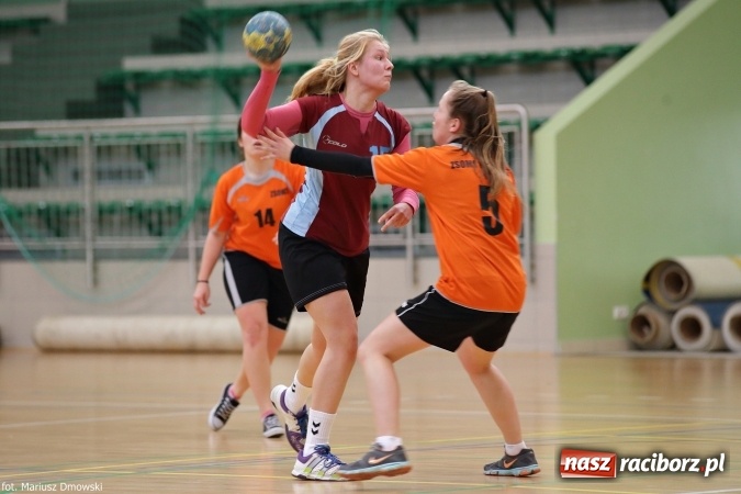 Zdjęcie w galerii na portalu naszraciborz.pl: Rozgrywki piłki ręcznej szkół ponadgimnazjalnych na Arenie Rafako wiadomości z regionu