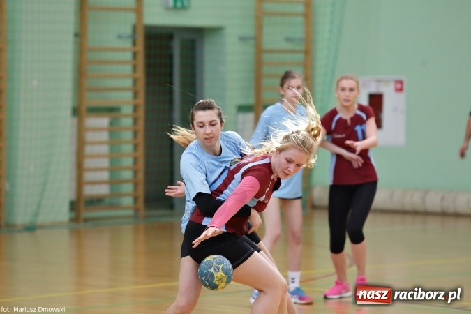 Zdjęcie w galerii na portalu naszraciborz.pl: Rozgrywki piłki ręcznej szkół ponadgimnazjalnych na Arenie Rafako wiadomości z regionu
