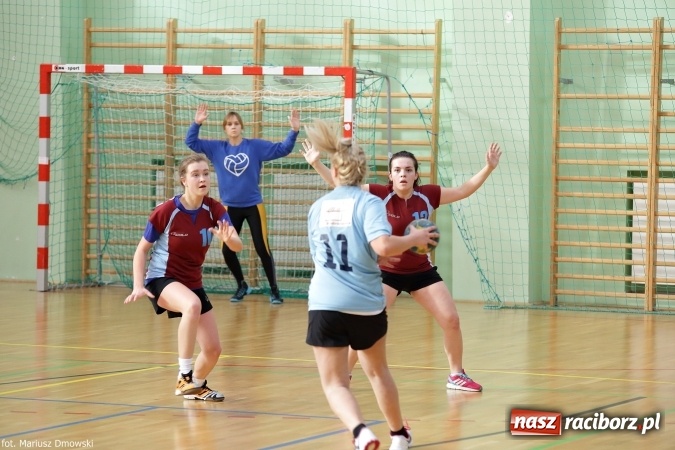 Zdjęcie w galerii na portalu naszraciborz.pl: Rozgrywki piłki ręcznej szkół ponadgimnazjalnych na Arenie Rafako wiadomości z regionu
