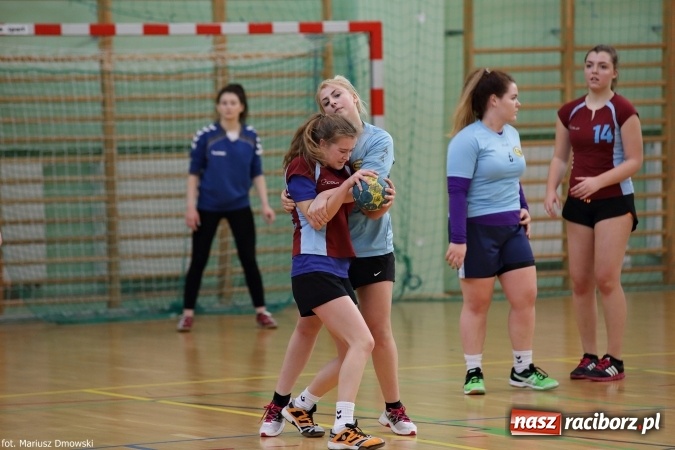Zdjęcie w galerii na portalu naszraciborz.pl: Rozgrywki piłki ręcznej szkół ponadgimnazjalnych na Arenie Rafako wiadomości z regionu