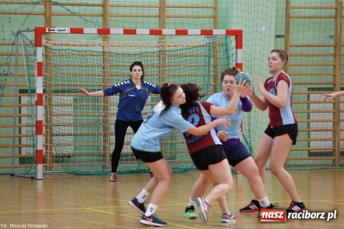 Zdjęcie w galerii na portalu naszraciborz.pl: Rozgrywki piłki ręcznej szkół ponadgimnazjalnych na Arenie Rafako wiadomości z regionu