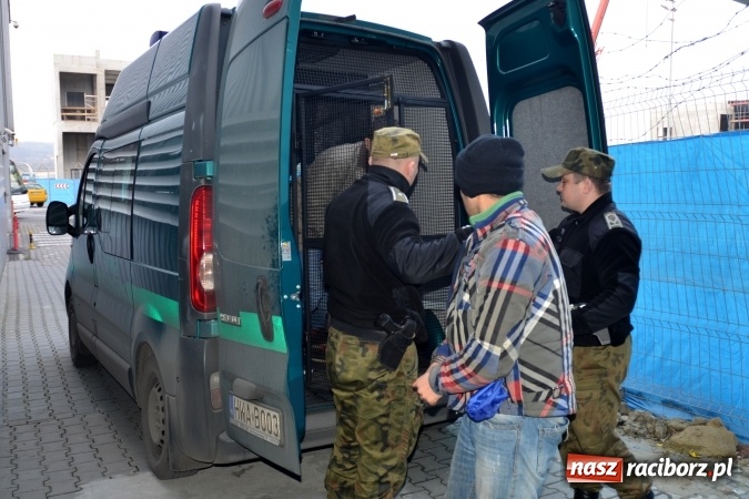 Zdjęcie w galerii na portalu naszraciborz.pl: Polsko-syryjskie małżeństwo organizowało nielegalną migrację z państw arabskich. Grupę rozbili pogranicznicy z Raciborza wiadomości z regionu