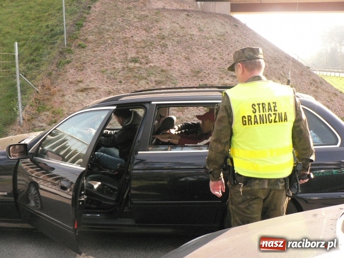 Zdjęcie w galerii na portalu naszraciborz.pl: Polsko-syryjskie małżeństwo organizowało nielegalną migrację z państw arabskich. Grupę rozbili pogranicznicy z Raciborza wiadomości z regionu