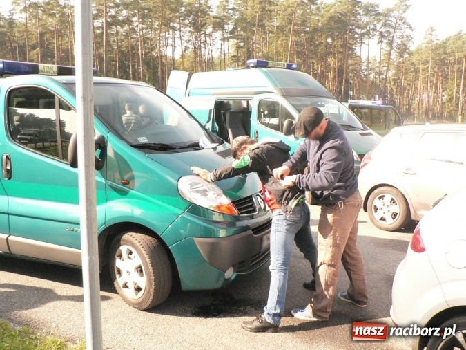 Zdjęcie w galerii na portalu naszraciborz.pl: Polsko-syryjskie małżeństwo organizowało nielegalną migrację z państw arabskich. Grupę rozbili pogranicznicy z Raciborza wiadomości z regionu