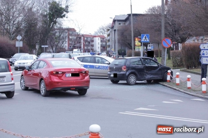 Zdjęcie w galerii na portalu naszraciborz.pl: Mazda i volkswagen zderzyły się przy sądzie wiadomości z regionu