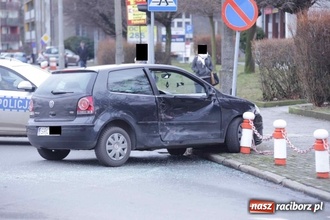 Zdjęcie w galerii na portalu naszraciborz.pl: Mazda i volkswagen zderzyły się przy sądzie wiadomości z regionu