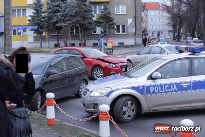 Zdjęcie w galerii na portalu naszraciborz.pl: Mazda i volkswagen zderzyły się przy sądzie wiadomości z regionu