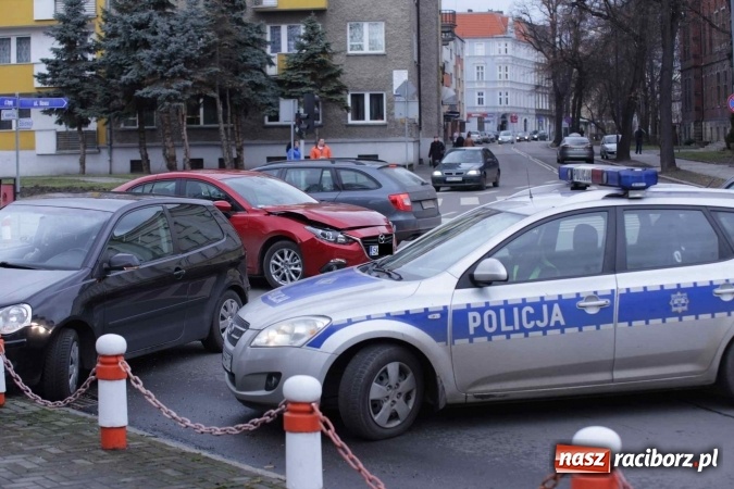 Zdjęcie w galerii na portalu naszraciborz.pl: Mazda i volkswagen zderzyły się przy sądzie wiadomości z regionu