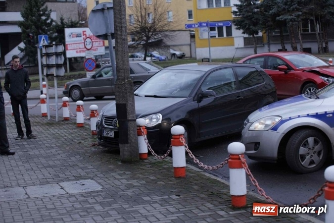 Zdjęcie w galerii na portalu naszraciborz.pl: Mazda i volkswagen zderzyły się przy sądzie wiadomości z regionu