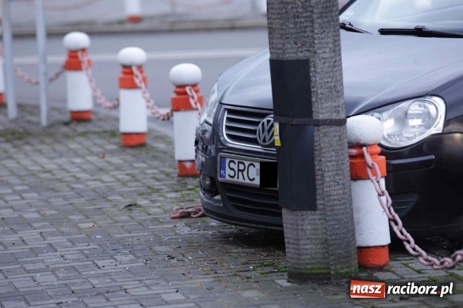 Zdjęcie w galerii na portalu naszraciborz.pl: Mazda i volkswagen zderzyły się przy sądzie wiadomości z regionu