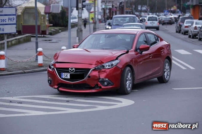 Zdjęcie w galerii na portalu naszraciborz.pl: Mazda i volkswagen zderzyły się przy sądzie wiadomości z regionu