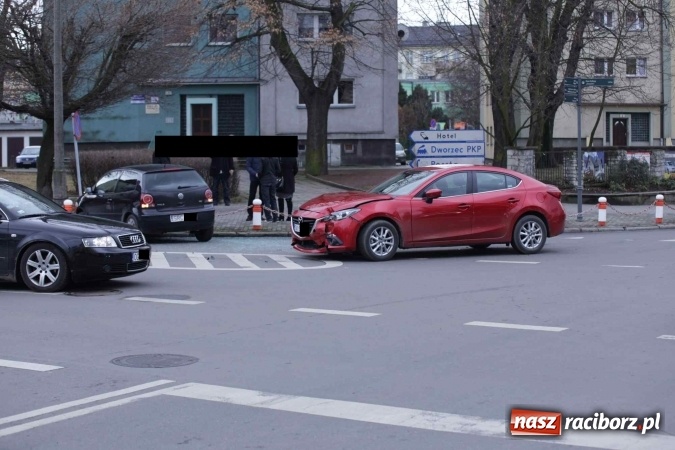 Zdjęcie w galerii na portalu naszraciborz.pl: Mazda i volkswagen zderzyły się przy sądzie wiadomości z regionu