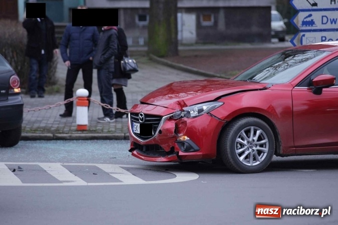Zdjęcie w galerii na portalu naszraciborz.pl: Mazda i volkswagen zderzyły się przy sądzie wiadomości z regionu