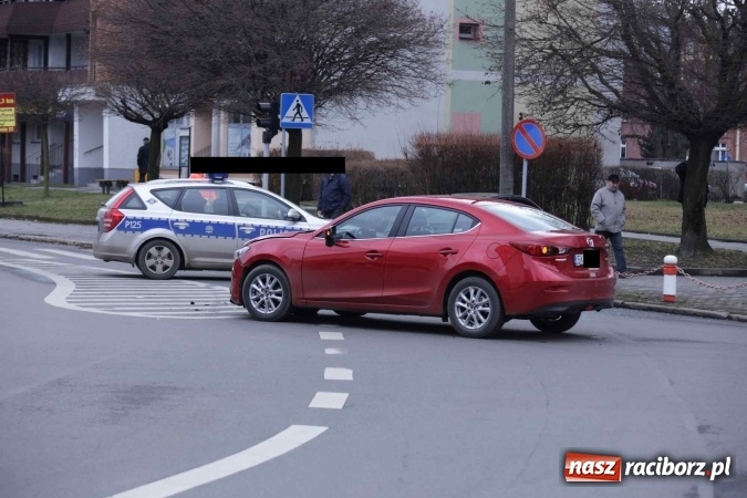 Zdjęcie w galerii na portalu naszraciborz.pl: Mazda i volkswagen zderzyły się przy sądzie wiadomości z regionu