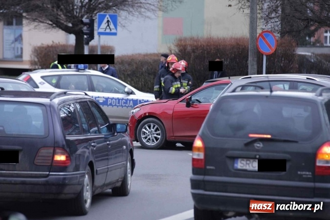Zdjęcie w galerii na portalu naszraciborz.pl: Mazda i volkswagen zderzyły się przy sądzie wiadomości z regionu