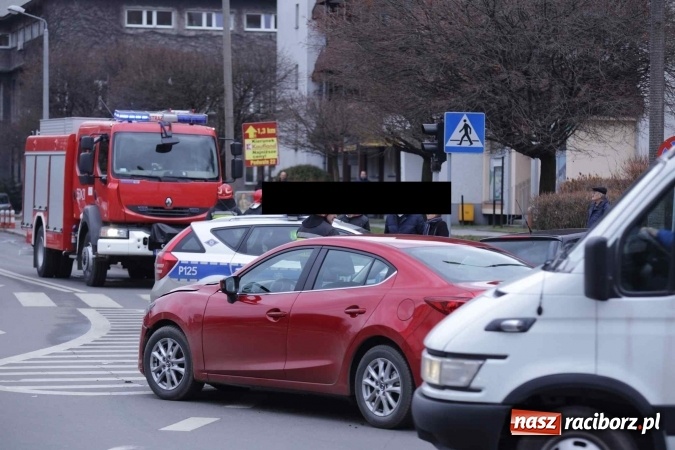 Zdjęcie w galerii na portalu naszraciborz.pl: Mazda i volkswagen zderzyły się przy sądzie wiadomości z regionu