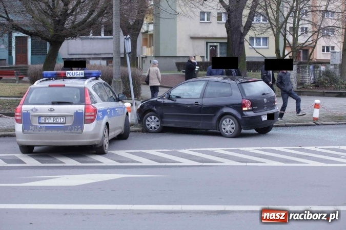 Zdjęcie w galerii na portalu naszraciborz.pl: Mazda i volkswagen zderzyły się przy sądzie wiadomości z regionu
