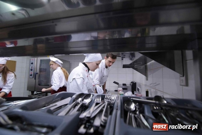 Zdjęcie w galerii na portalu naszraciborz.pl: Walentynkowo w sercu i na talerzu - konkurs kulinarny w Gastronomiku, czyli CKZiU nr 1 wiadomości z regionu