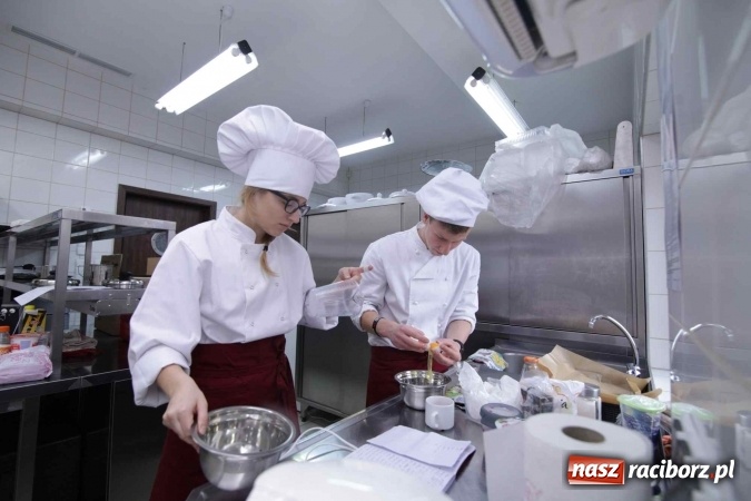 Zdjęcie w galerii na portalu naszraciborz.pl: Walentynkowo w sercu i na talerzu - konkurs kulinarny w Gastronomiku, czyli CKZiU nr 1 wiadomości z regionu