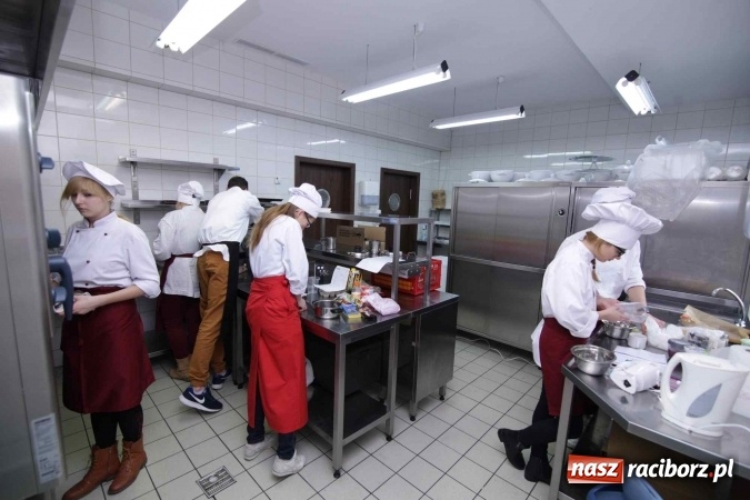 Zdjęcie w galerii na portalu naszraciborz.pl: Walentynkowo w sercu i na talerzu - konkurs kulinarny w Gastronomiku, czyli CKZiU nr 1 wiadomości z regionu