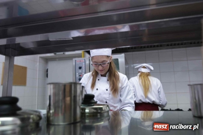 Zdjęcie w galerii na portalu naszraciborz.pl: Walentynkowo w sercu i na talerzu - konkurs kulinarny w Gastronomiku, czyli CKZiU nr 1 wiadomości z regionu