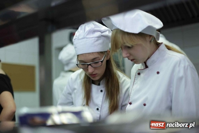 Zdjęcie w galerii na portalu naszraciborz.pl: Walentynkowo w sercu i na talerzu - konkurs kulinarny w Gastronomiku, czyli CKZiU nr 1 wiadomości z regionu