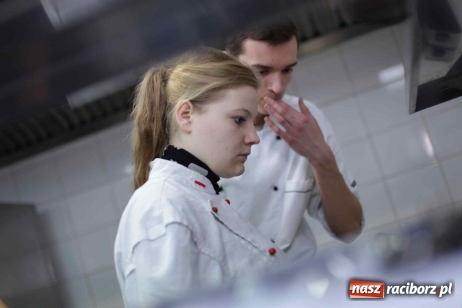 Zdjęcie w galerii na portalu naszraciborz.pl: Walentynkowo w sercu i na talerzu - konkurs kulinarny w Gastronomiku, czyli CKZiU nr 1 wiadomości z regionu