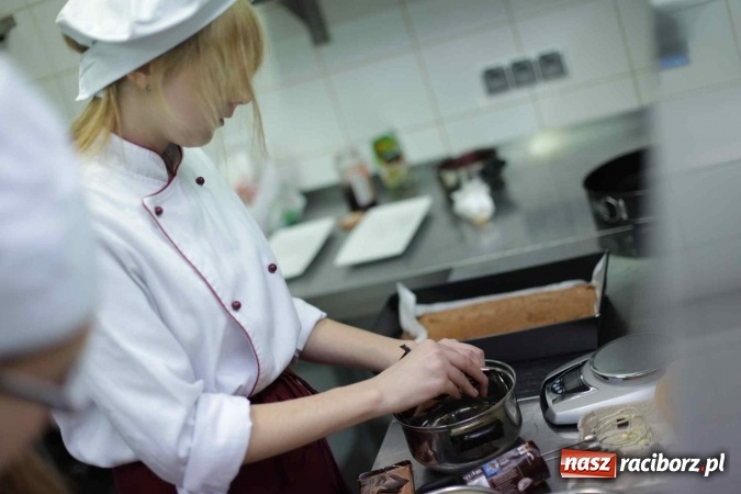 Zdjęcie w galerii na portalu naszraciborz.pl: Walentynkowo w sercu i na talerzu - konkurs kulinarny w Gastronomiku, czyli CKZiU nr 1 wiadomości z regionu