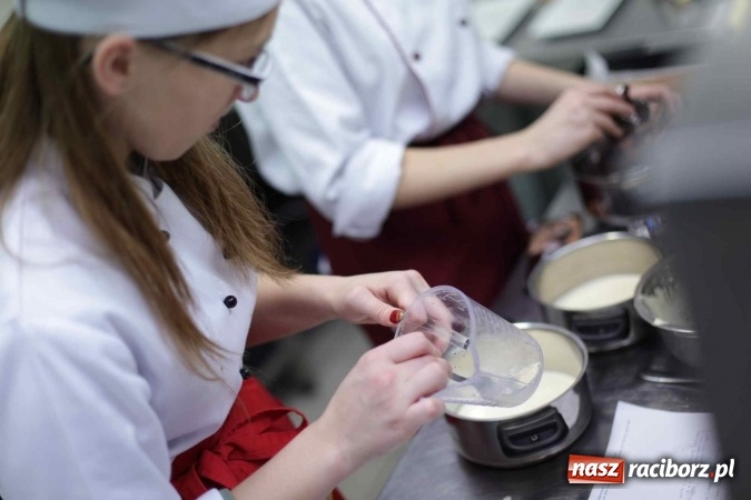 Zdjęcie w galerii na portalu naszraciborz.pl: Walentynkowo w sercu i na talerzu - konkurs kulinarny w Gastronomiku, czyli CKZiU nr 1 wiadomości z regionu