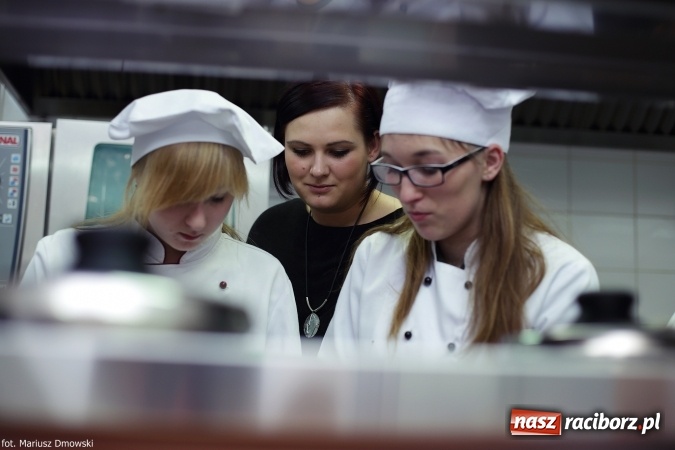 Zdjęcie w galerii na portalu naszraciborz.pl: Walentynkowo w sercu i na talerzu - konkurs kulinarny w Gastronomiku, czyli CKZiU nr 1 wiadomości z regionu