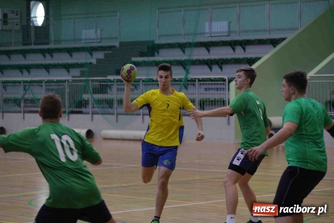 Zdjęcie w galerii na portalu naszraciborz.pl: Miejskie rozgrywki szkolne w szczypiorniaka w Arenie Rafako wiadomości z regionu