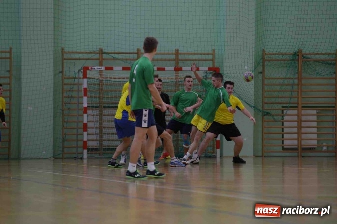 Zdjęcie w galerii na portalu naszraciborz.pl: Miejskie rozgrywki szkolne w szczypiorniaka w Arenie Rafako wiadomości z regionu