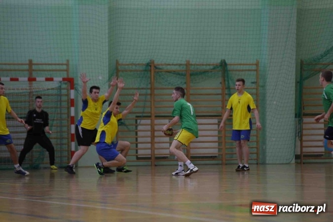 Zdjęcie w galerii na portalu naszraciborz.pl: Miejskie rozgrywki szkolne w szczypiorniaka w Arenie Rafako wiadomości z regionu