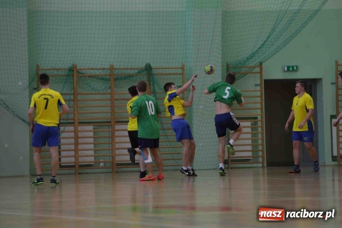 Zdjęcie w galerii na portalu naszraciborz.pl: Miejskie rozgrywki szkolne w szczypiorniaka w Arenie Rafako wiadomości z regionu