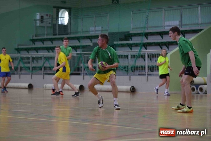 Zdjęcie w galerii na portalu naszraciborz.pl: Miejskie rozgrywki szkolne w szczypiorniaka w Arenie Rafako wiadomości z regionu