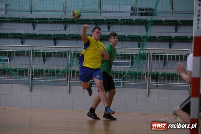 Zdjęcie w galerii na portalu naszraciborz.pl: Miejskie rozgrywki szkolne w szczypiorniaka w Arenie Rafako wiadomości z regionu