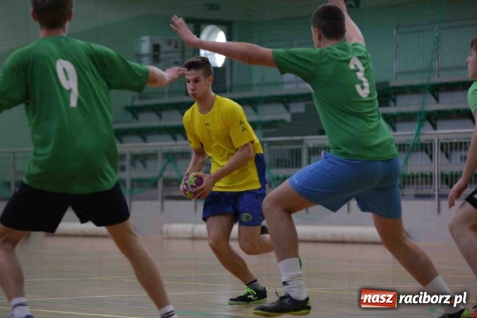 Zdjęcie w galerii na portalu naszraciborz.pl: Miejskie rozgrywki szkolne w szczypiorniaka w Arenie Rafako wiadomości z regionu