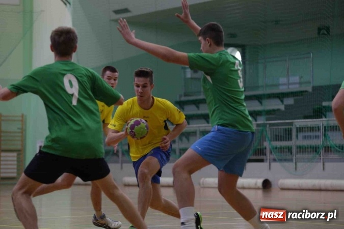 Zdjęcie w galerii na portalu naszraciborz.pl: Miejskie rozgrywki szkolne w szczypiorniaka w Arenie Rafako wiadomości z regionu