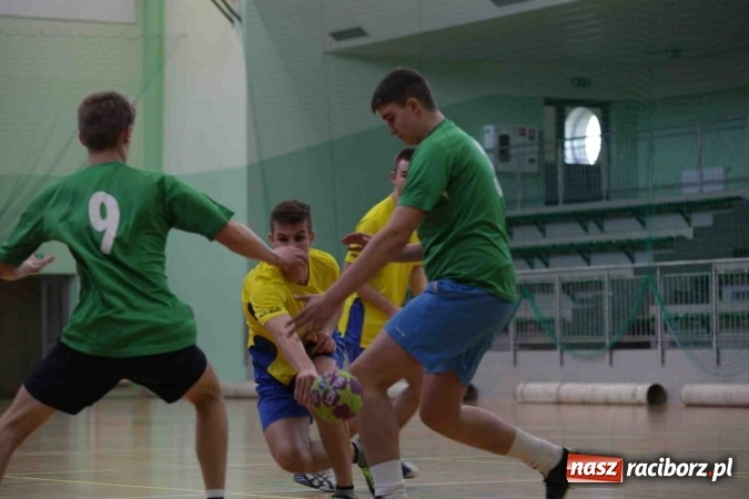 Zdjęcie w galerii na portalu naszraciborz.pl: Miejskie rozgrywki szkolne w szczypiorniaka w Arenie Rafako wiadomości z regionu