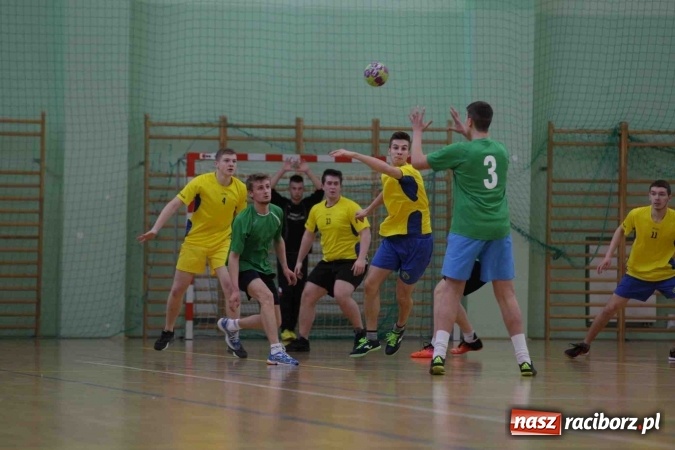 Zdjęcie w galerii na portalu naszraciborz.pl: Miejskie rozgrywki szkolne w szczypiorniaka w Arenie Rafako wiadomości z regionu