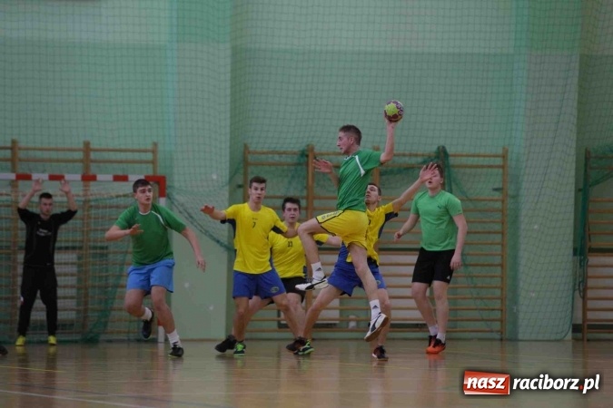 Zdjęcie w galerii na portalu naszraciborz.pl: Miejskie rozgrywki szkolne w szczypiorniaka w Arenie Rafako wiadomości z regionu