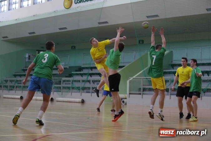Zdjęcie w galerii na portalu naszraciborz.pl: Miejskie rozgrywki szkolne w szczypiorniaka w Arenie Rafako wiadomości z regionu