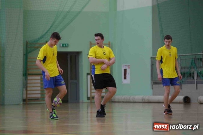 Zdjęcie w galerii na portalu naszraciborz.pl: Miejskie rozgrywki szkolne w szczypiorniaka w Arenie Rafako wiadomości z regionu