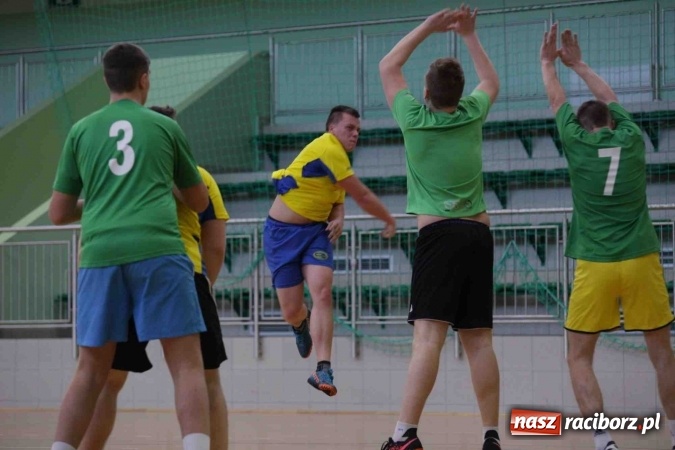 Zdjęcie w galerii na portalu naszraciborz.pl: Miejskie rozgrywki szkolne w szczypiorniaka w Arenie Rafako wiadomości z regionu
