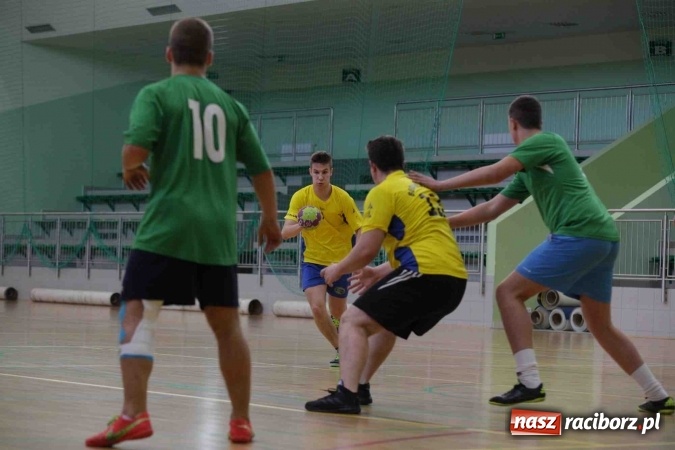 Zdjęcie w galerii na portalu naszraciborz.pl: Miejskie rozgrywki szkolne w szczypiorniaka w Arenie Rafako wiadomości z regionu