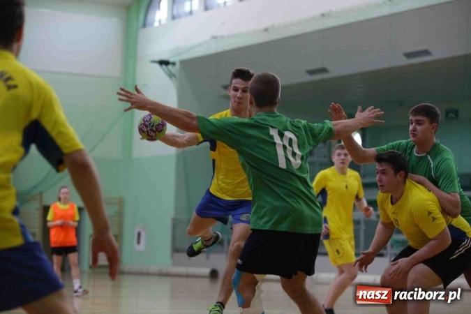 Zdjęcie w galerii na portalu naszraciborz.pl: Miejskie rozgrywki szkolne w szczypiorniaka w Arenie Rafako wiadomości z regionu
