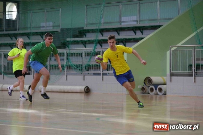 Zdjęcie w galerii na portalu naszraciborz.pl: Miejskie rozgrywki szkolne w szczypiorniaka w Arenie Rafako wiadomości z regionu