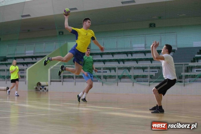Zdjęcie w galerii na portalu naszraciborz.pl: Miejskie rozgrywki szkolne w szczypiorniaka w Arenie Rafako wiadomości z regionu